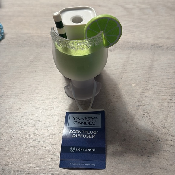 yankee candle margarita scent plug diffuser - Picture 2 of 3